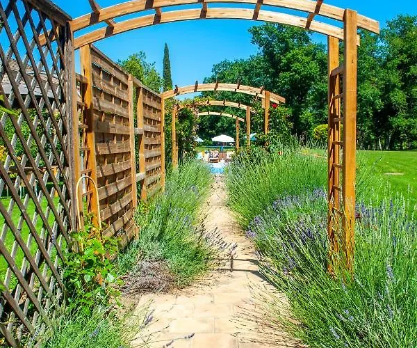 Escudes Bed and Breakfast 4*