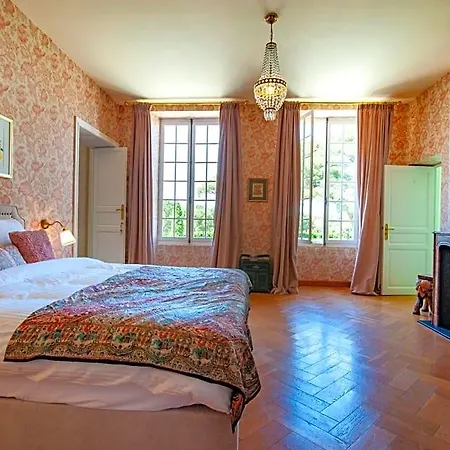 Escudes Bed & Breakfast 4*